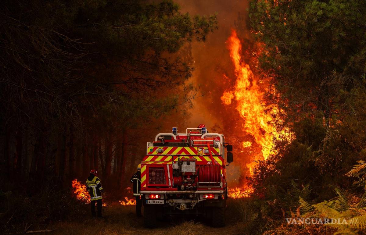 $!Así trabajan los bomberos para contener un gran incendio forestal cerca de Saumos, departamento de Gironda, Francia.