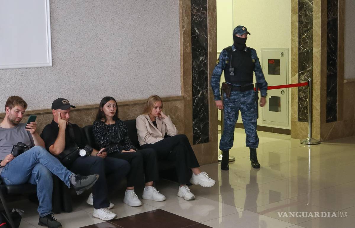 $!Un grupo de periodistas en el tribunal durante la audiencia de un caso contra el corresponsal del Wall Street Journal, Evan Gershkovich.