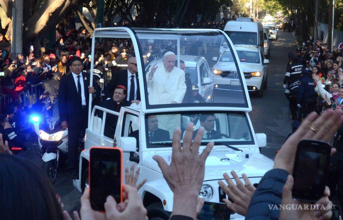 $!CIUDAD DE MÉXICO, 17FEBRERO2016.- El Papa Francisco salió muy temprano de la nunciatura para volar a ciudad Juárez donde termina su gira por nuestro país.