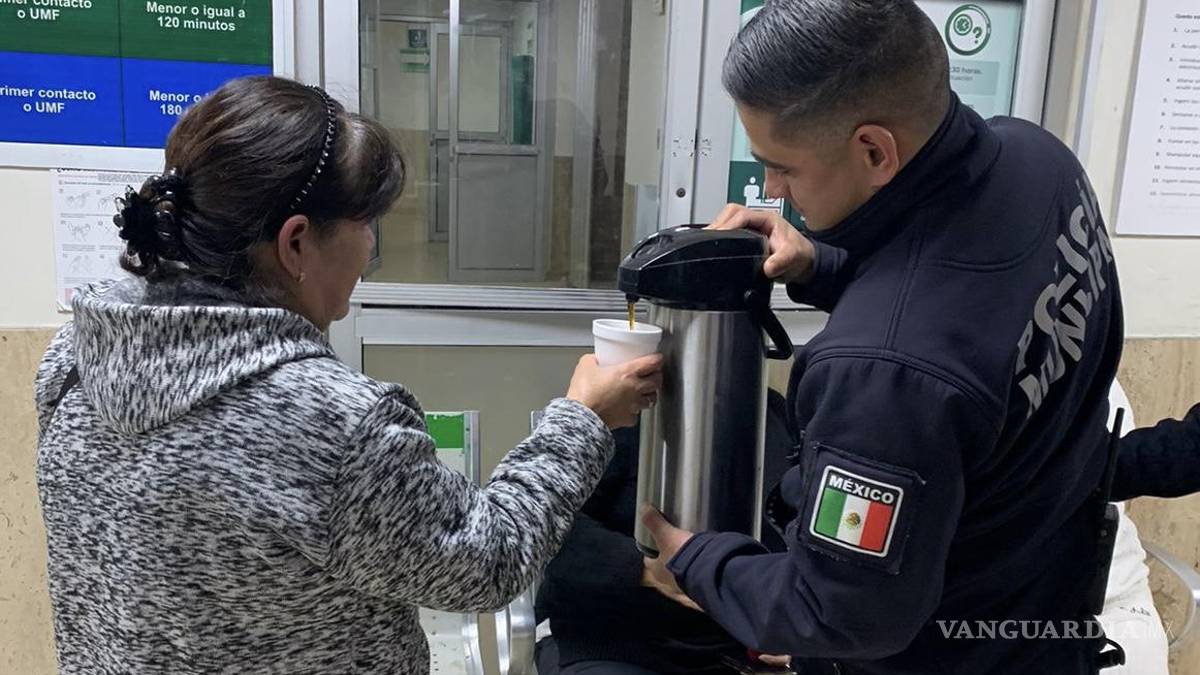 Regalan café y pan policías municipales en el exterior de la Clínica 1 del IMSS de Saltillo