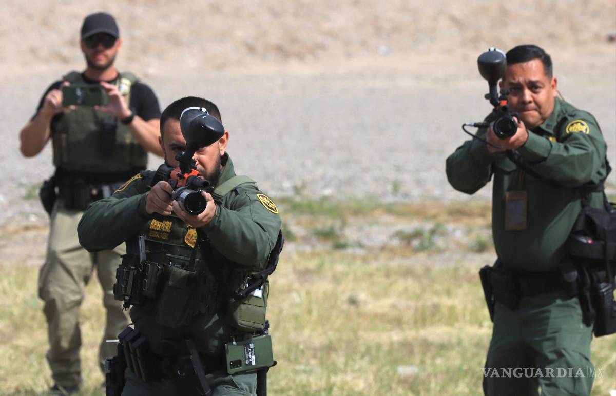 $!Agentes de Patrulla Fronteriza de El Paso, Texas, dispararon presuntas balas de goma contra migrantes venezolanos para disolver una manifestación en Ciudad Juárez.