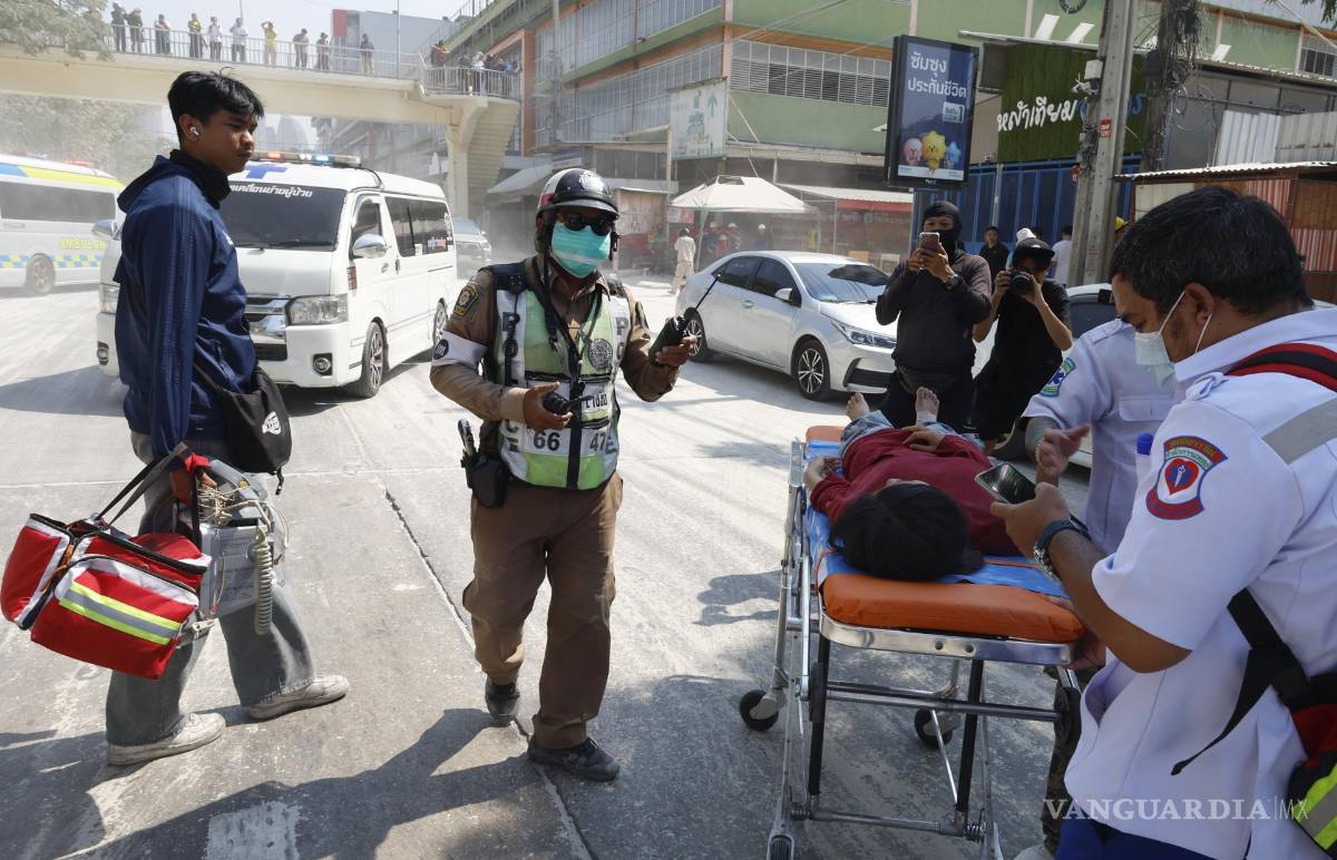 $!BANGKOK (Thailand), 28/03/2025.- The injured are evacuated from the scene of a collapsed building after an earthquake, in Bangkok, Thailand, 28 March 2025. A 7.7-magnitude earthquake struck Myanmar, according to the United States Geological Survey (USGS), with tremors felt in neighboring Thailand. (Terremoto/sismo, Birmania, Tailandia, Estados Unidos) EFE/EPA/NARONG SANGNAK