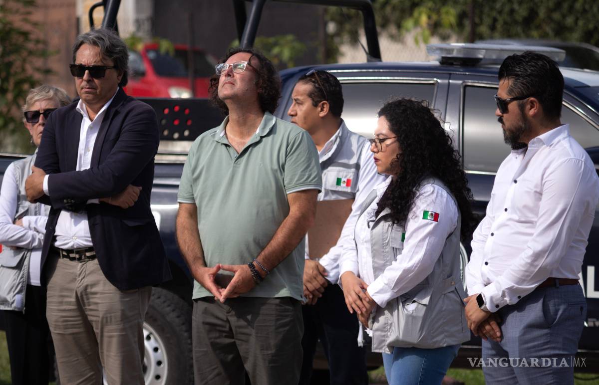 $!CUAUTLA, MORELOS, 18 SEPTIEMBRE 2026.- Valentín Tacoronte, padre de Claudia Tacoronte Aguilera, estudiante del Instituto de Ciencias de la Educación de la Universidad Autónoma del Estado de Morelos, visitó el sitio donde murió el pasado sábado, cuando fue agredida por Francisco Javier N, presunto feminicida, y dejó una ofrenda floral.