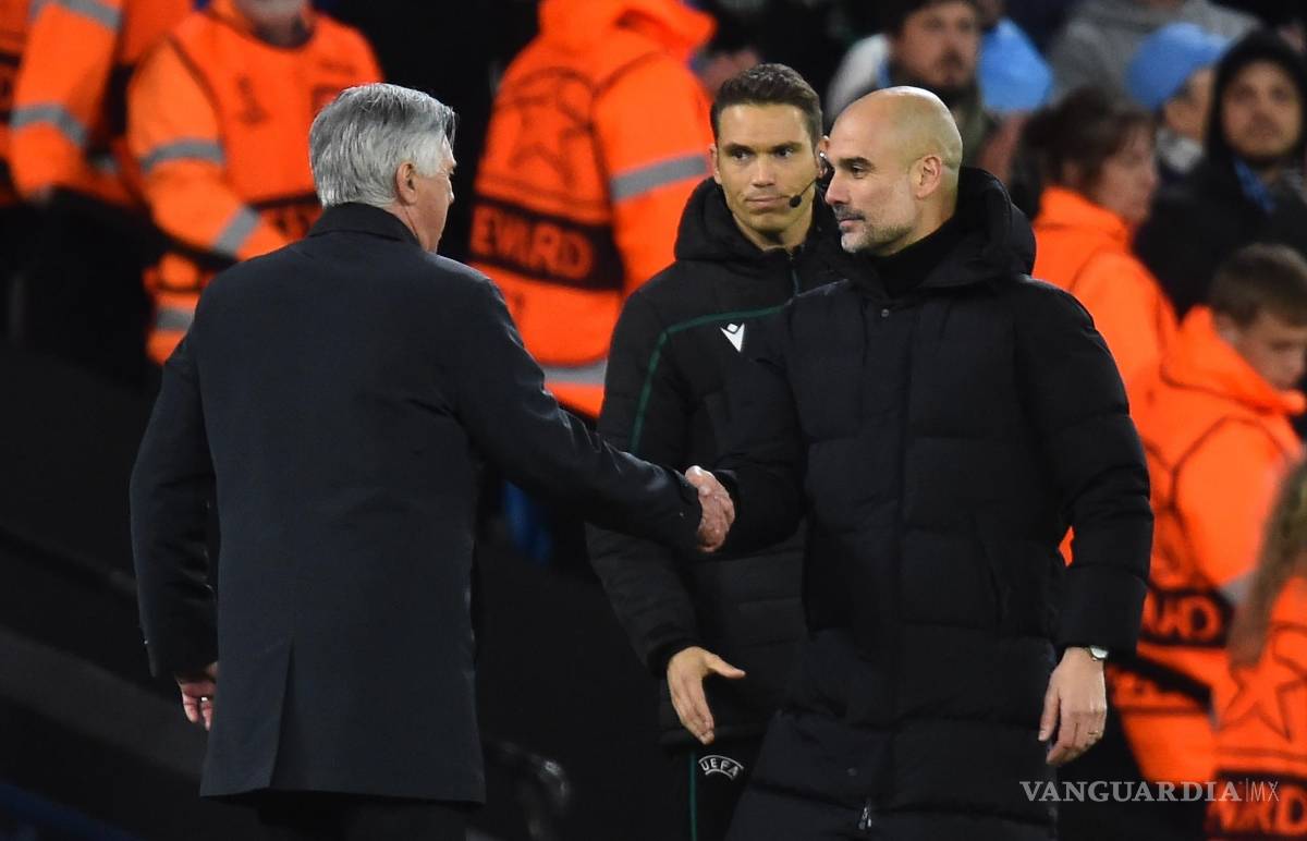 $!El entrenador del Real Madrid, Carlo Ancelotti y el técnico del Manchester City, Pep Guardiola se dan la mano después de la semifinal de la Liga de Campeones.
