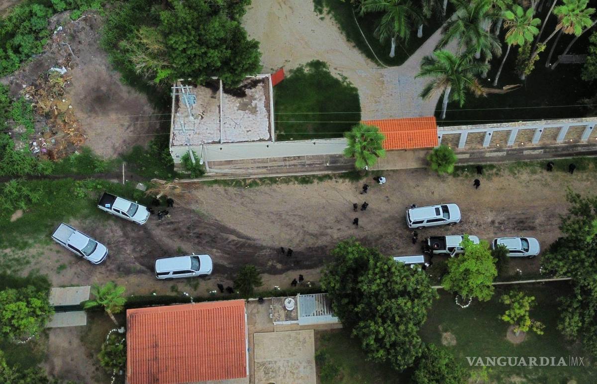 $!CULIACÁN, SINALOA, 31 AGOSTO 2024. La Fiscalía General de la República (FGR) ha iniciado el cateo de la finca Santa Julia en Culiacán, donde se presume que Ismael El Mayo Zambada fue secuestrado y el líder policial Héctor Melesio Cuén Ojeda fue asesinado el 25 de julio. La finca, ubicada en el sector Bellavista, fue asegurada el 21 de agosto. El 31 de agosto, la FGR comenzó las diligencias y el levantamiento de indicios en la propiedad, que cuenta con jardines, palapas y una alberca. Además, se aseguró una pista cercana desde donde El Mayo habría sido extraído en un vuelo clandestino.