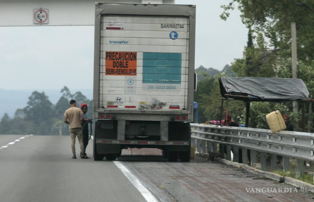 $!El problema es tan grave que a plena luz del día es sencillo constatar la venta de combustible ilegal en las autopistas México-Querétaro, y México-Puebla.
