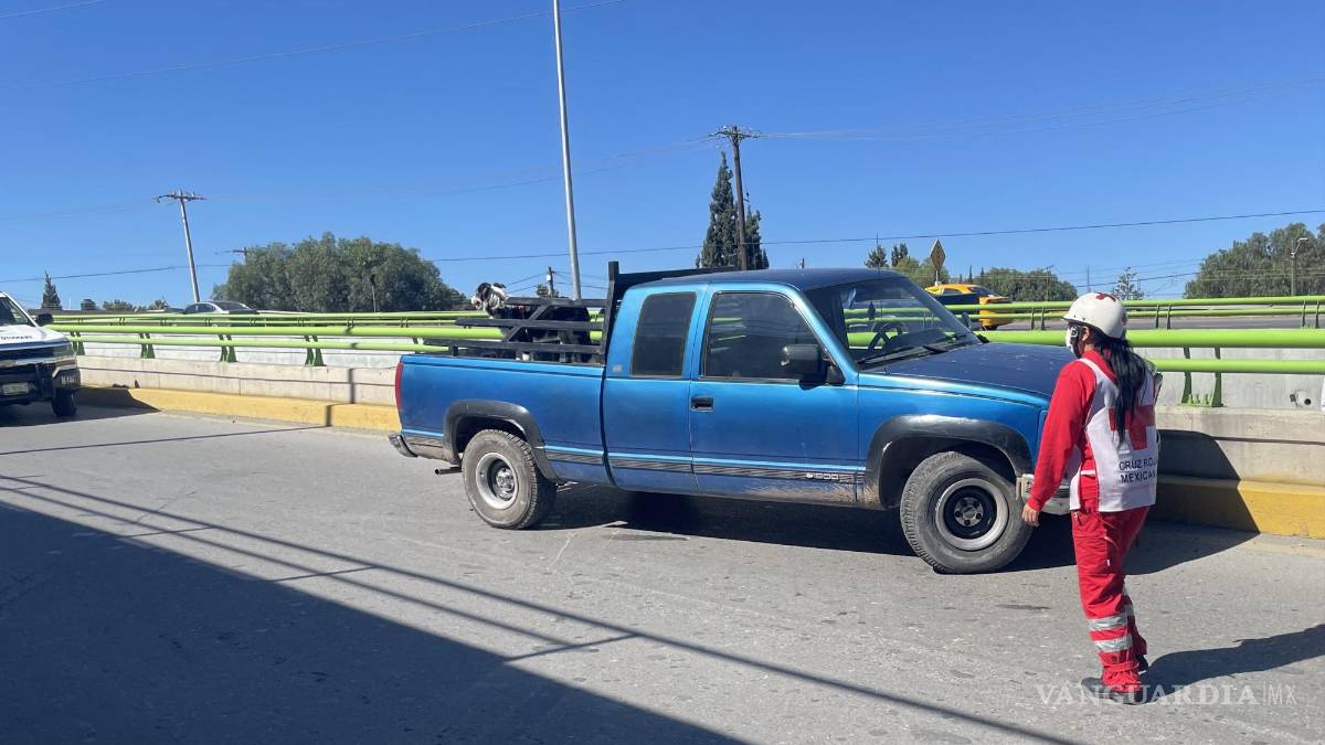 Se le sube la presión al manejar y termina chocando, en Saltillo