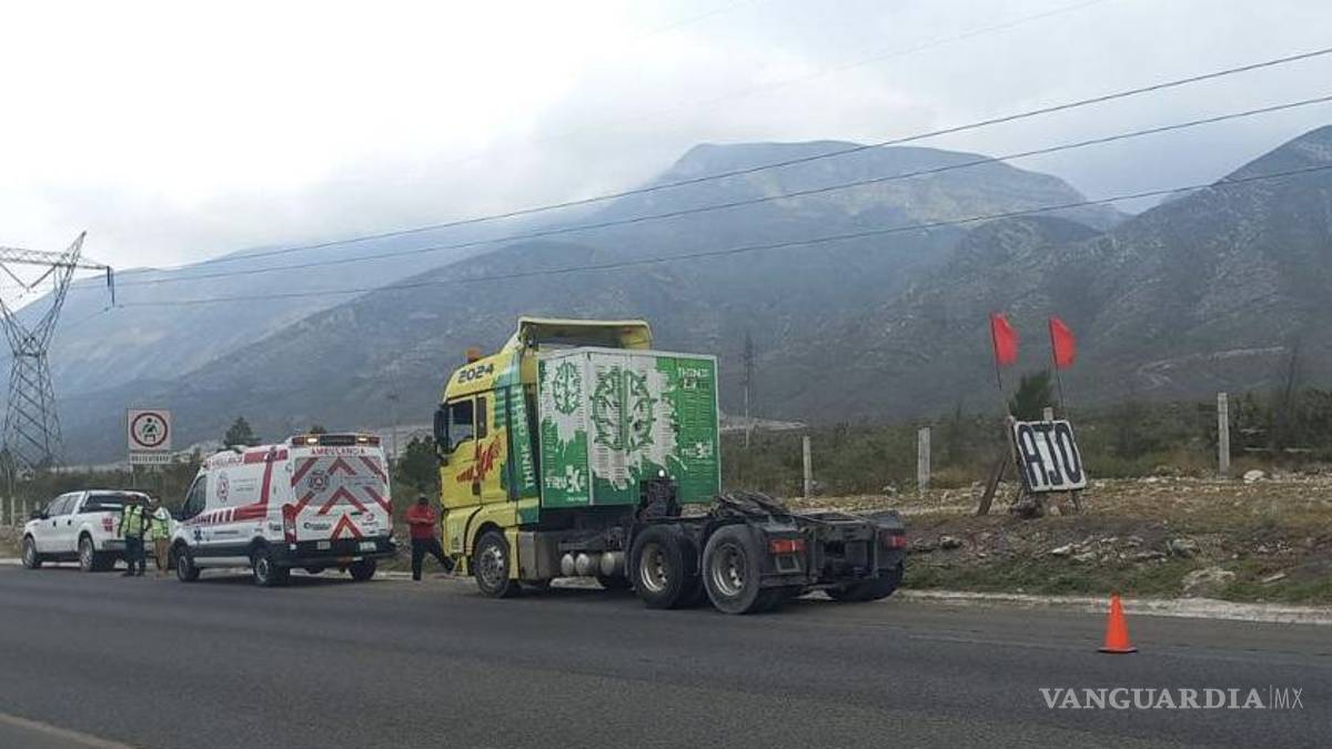 Choca a colega y lo saca de la carretera en Ramos Arizpe