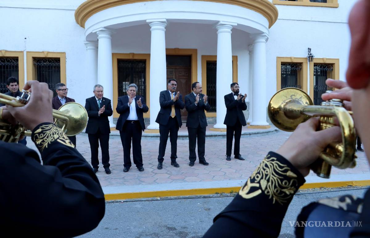 $!Posterior a la ceremonia, los presentes se encaminaron hacia la explanada de la biblioteca para presenciar una firma de convenio.