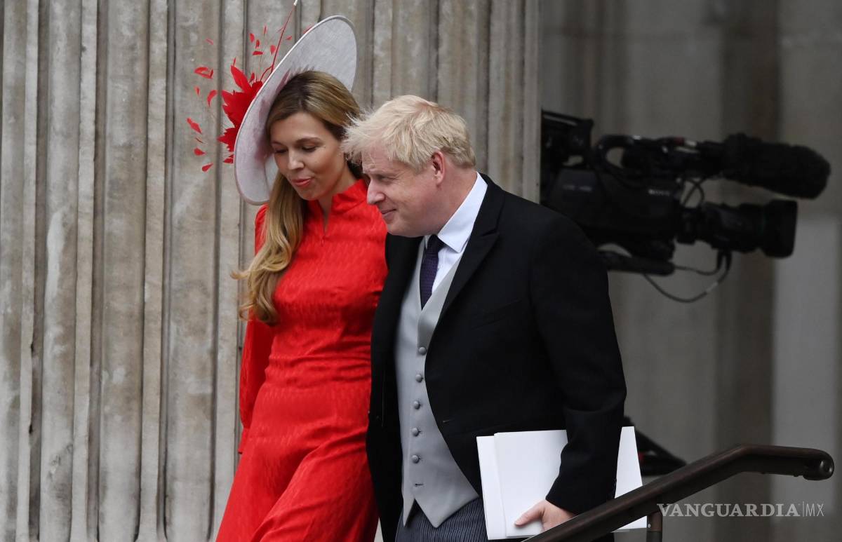 $!El primer ministro británico, Boris Johnson y su esposa, Carrie Johnson, abandonan el Servicio Nacional de Acción de Gracias en la Catedral de San Pablo.