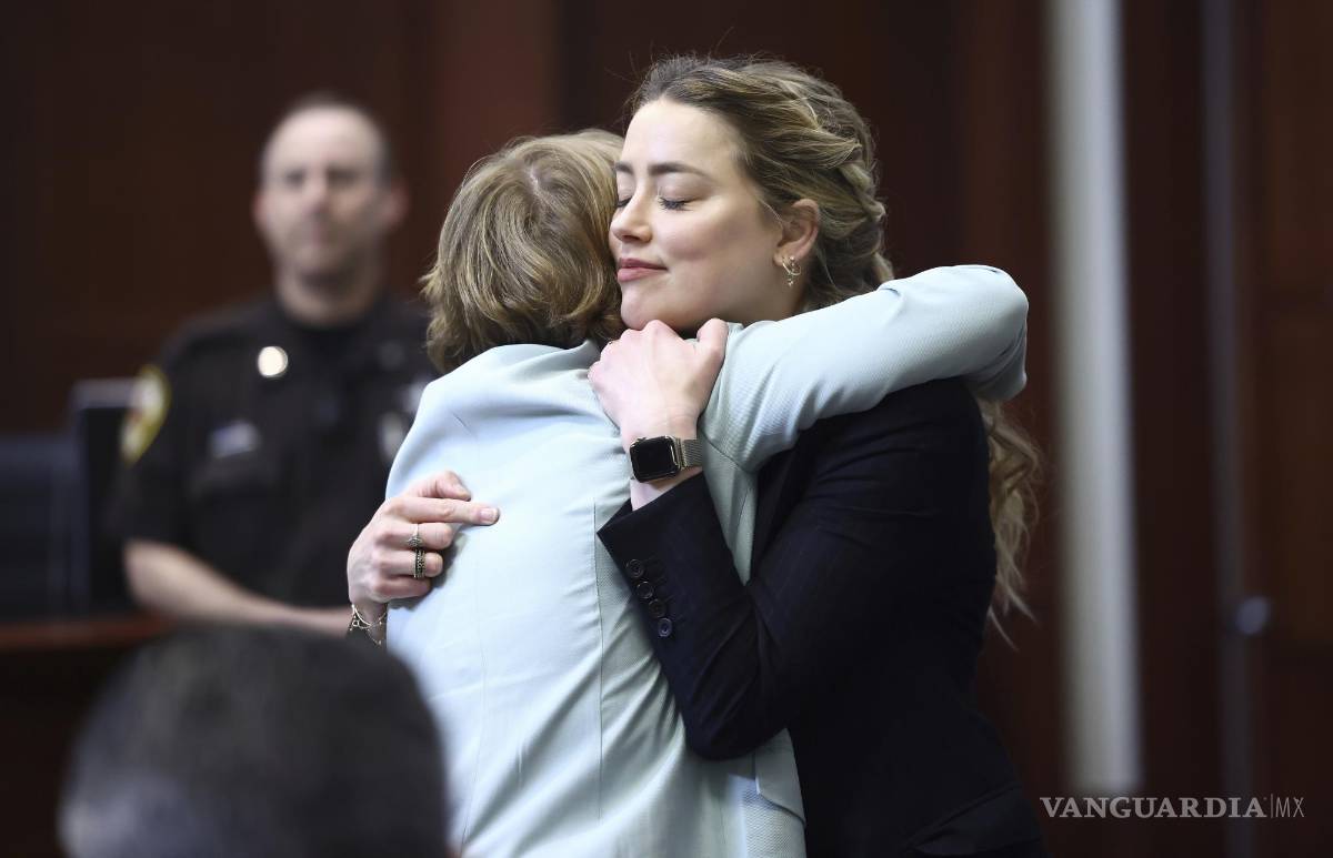 $!La actriz Amber Heard recibe un abrazo al llegar a la corte.