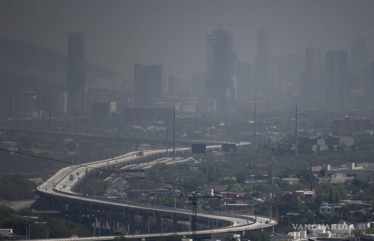 $!Fotografía del 24 de marzo de 2023, donde se observa un alto índice de contaminación en el municipio de Santa Catarina, en Nuevo León (México).