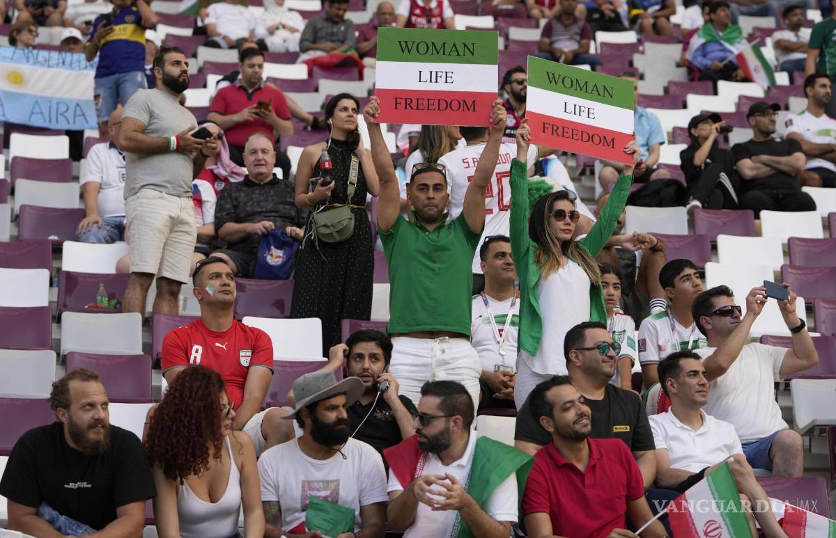 $!Protestas para la libertad de las mujeres por fanáticos del equipo iraní en el Mundial de Qatar 2022.