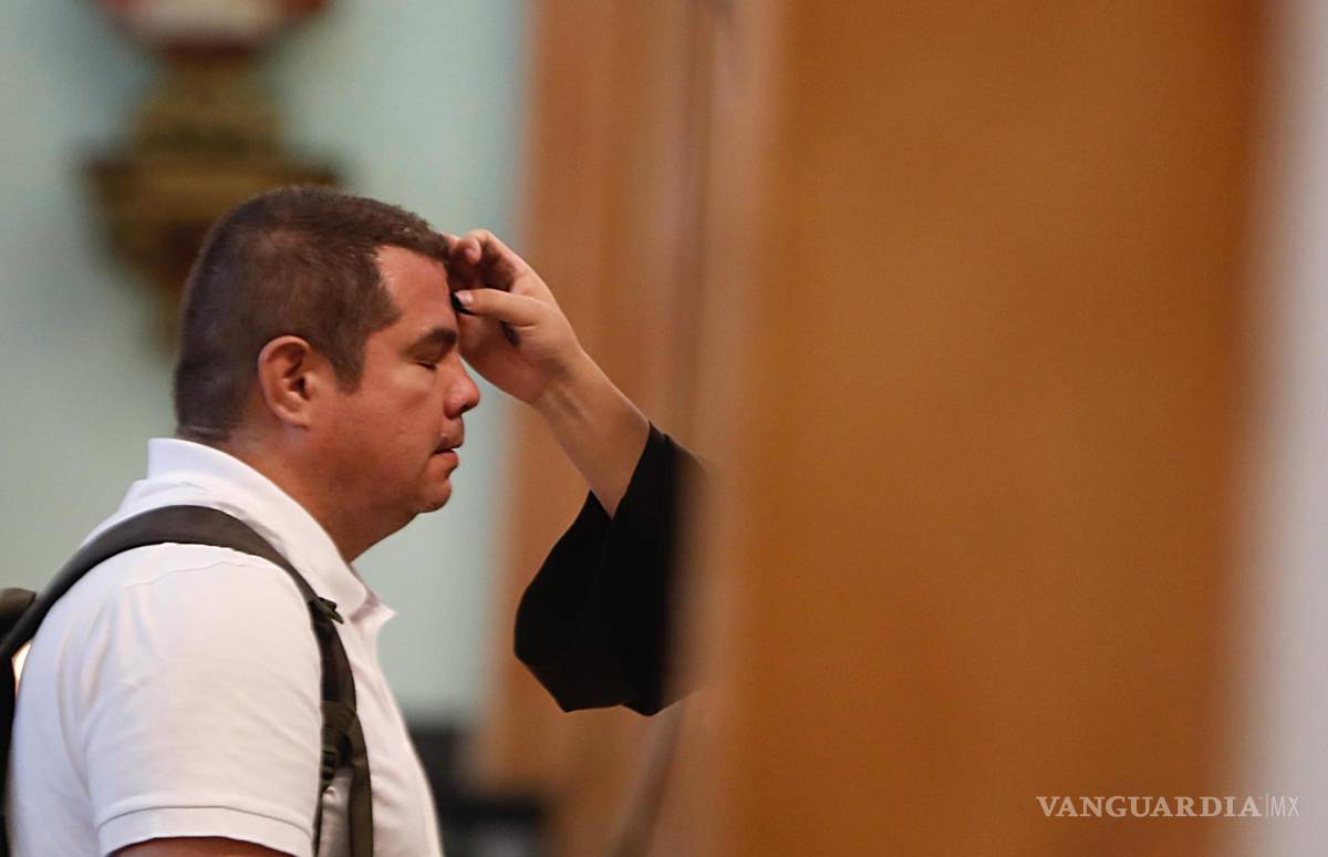 $!Un monje franciscano impone la ceniza a un devoto, durante el tradicional Miércoles de Ceniza, que da inicio a la cuaresma en Cali, Colombia.