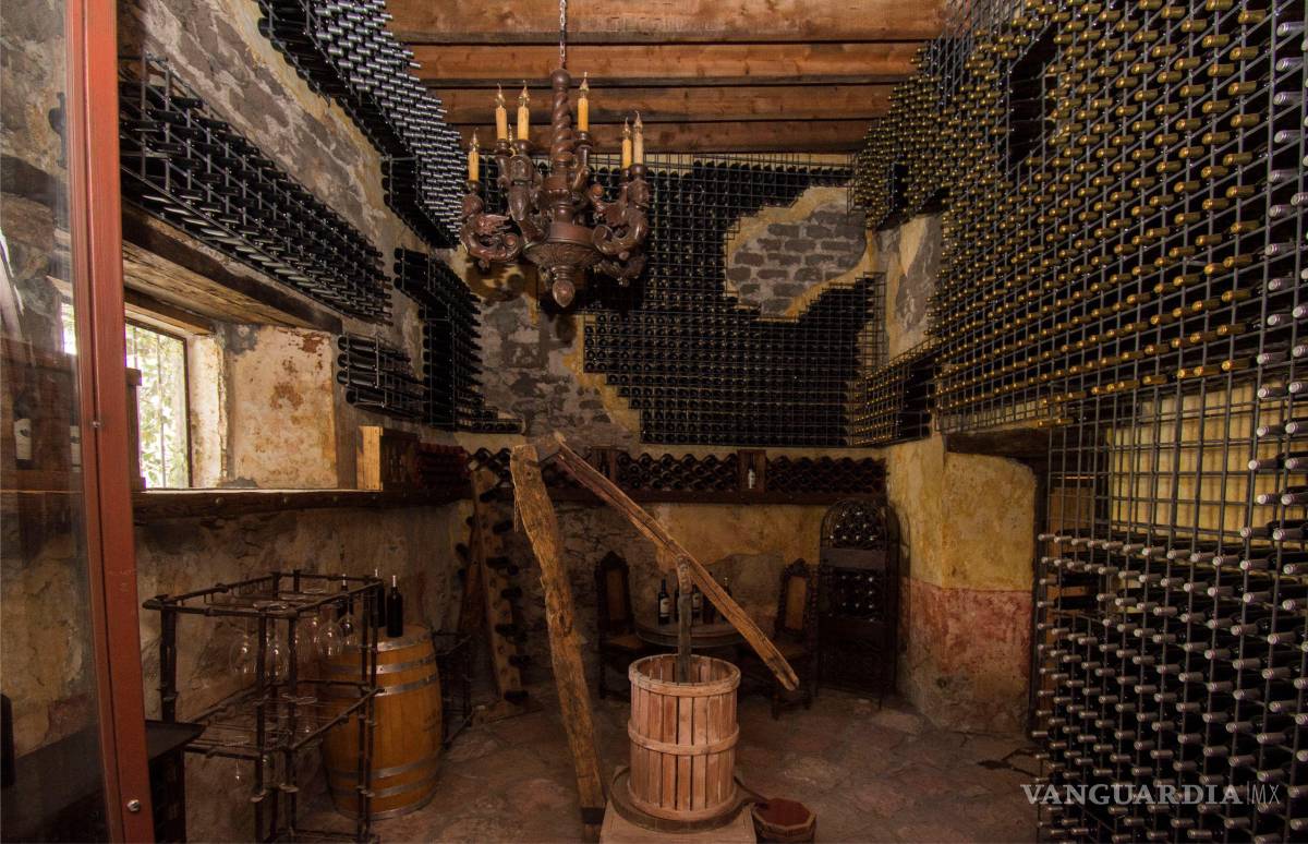$!Los visitantes pueden recorrer viñedos, conocer el proceso de elaboración del vino y participar en catas guiadas.