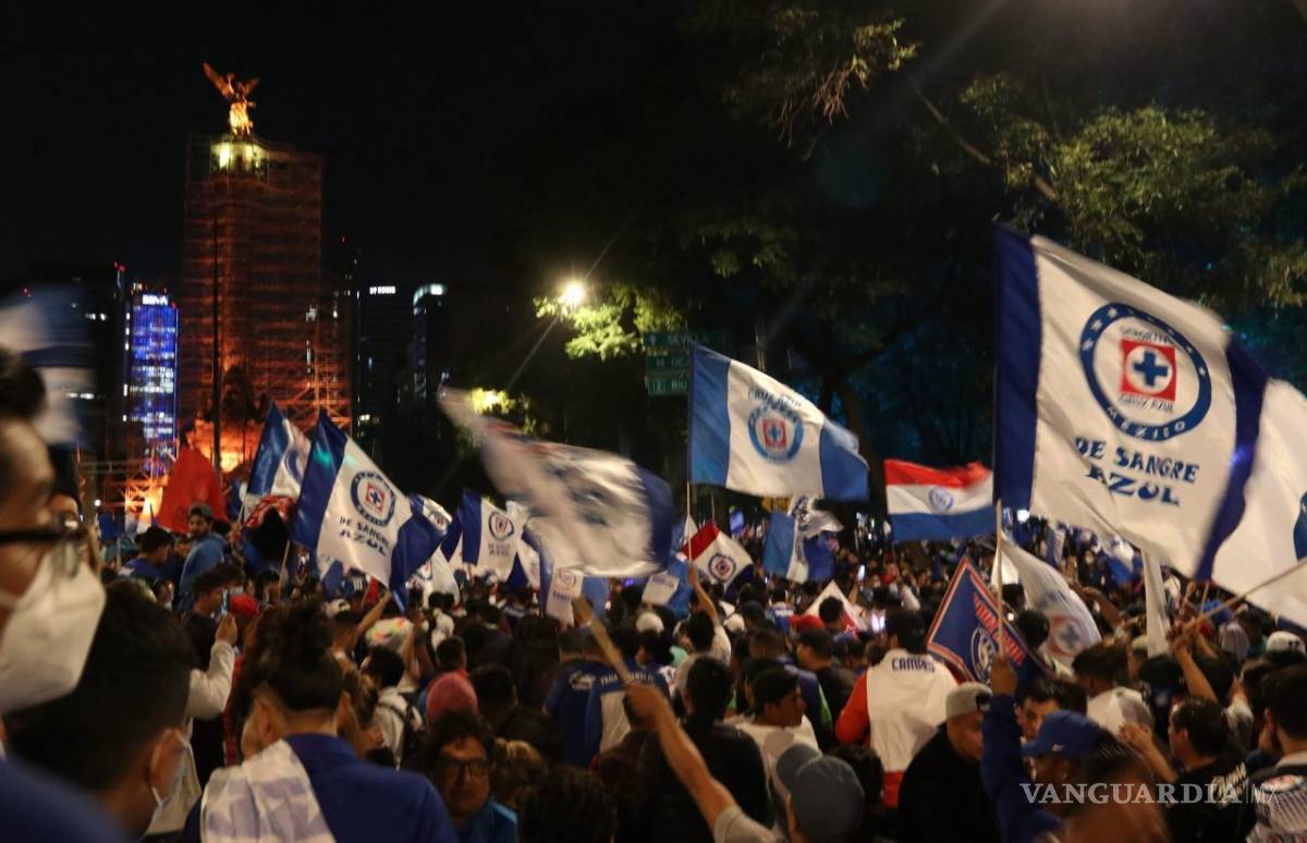 $!Después de 23 años en silencio, así celebran aficionados al campeón Cruz Azul