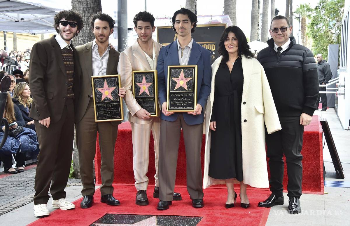 $!Jonas Brothers reciben estrella en el Paseo de la Fama y anuncian nuevo álbum