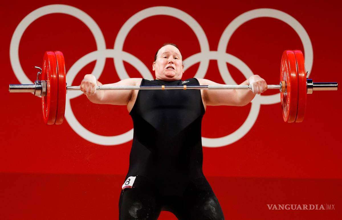 $!Laurel Hubbard de Nueva Zelanda no pudo levantar 120 kg en el primer intento durante el inicio del evento de la medalla de oro del Grupo A de + 87 kg para mujeres de los eventos de Halterofilia de Tokio 2020. EFE