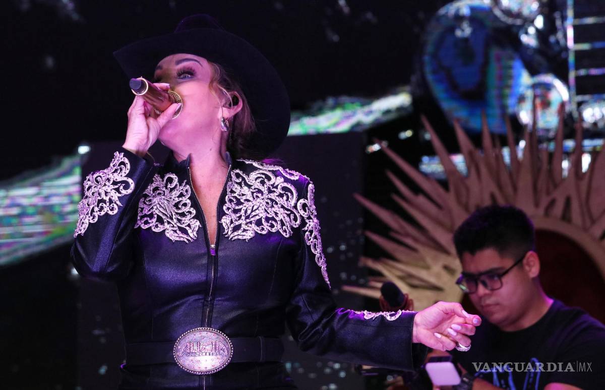 $!Alicia Villarreal pone a bailar a los saltillenses
