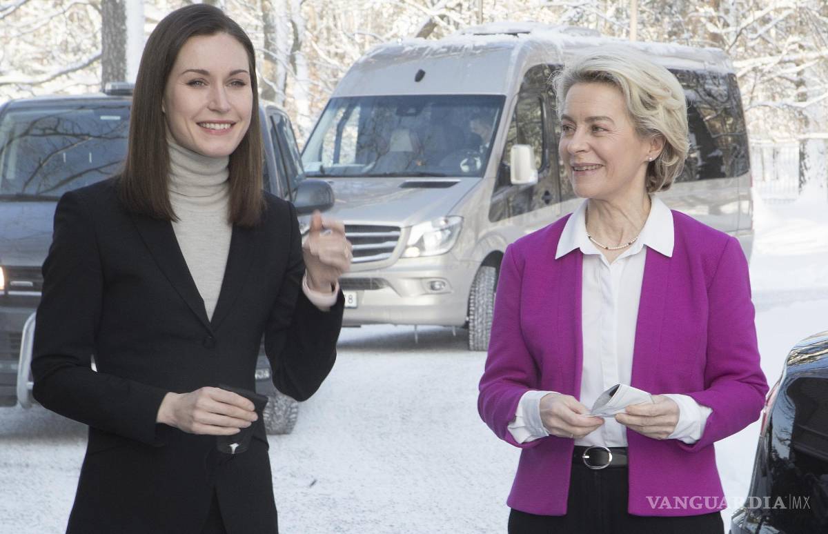 $!La presidenta de la Comisión Europea Von der Leyen junto a la primera ministra finlandesa Sanna Marin, la más joven en llegar al cargo, a los 34 años en Helsinki.