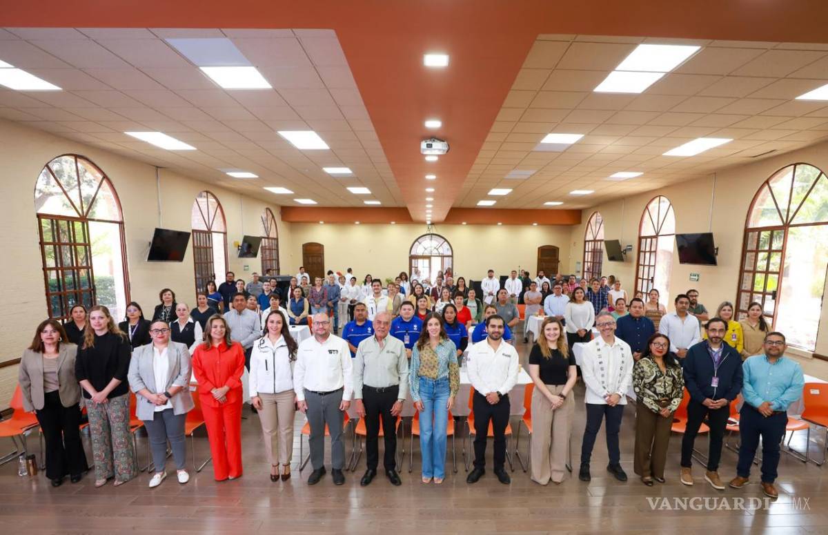 $!Paola Rodríguez encabezó la jornada inaugural, en donde se abordó el tema de la salud mental.