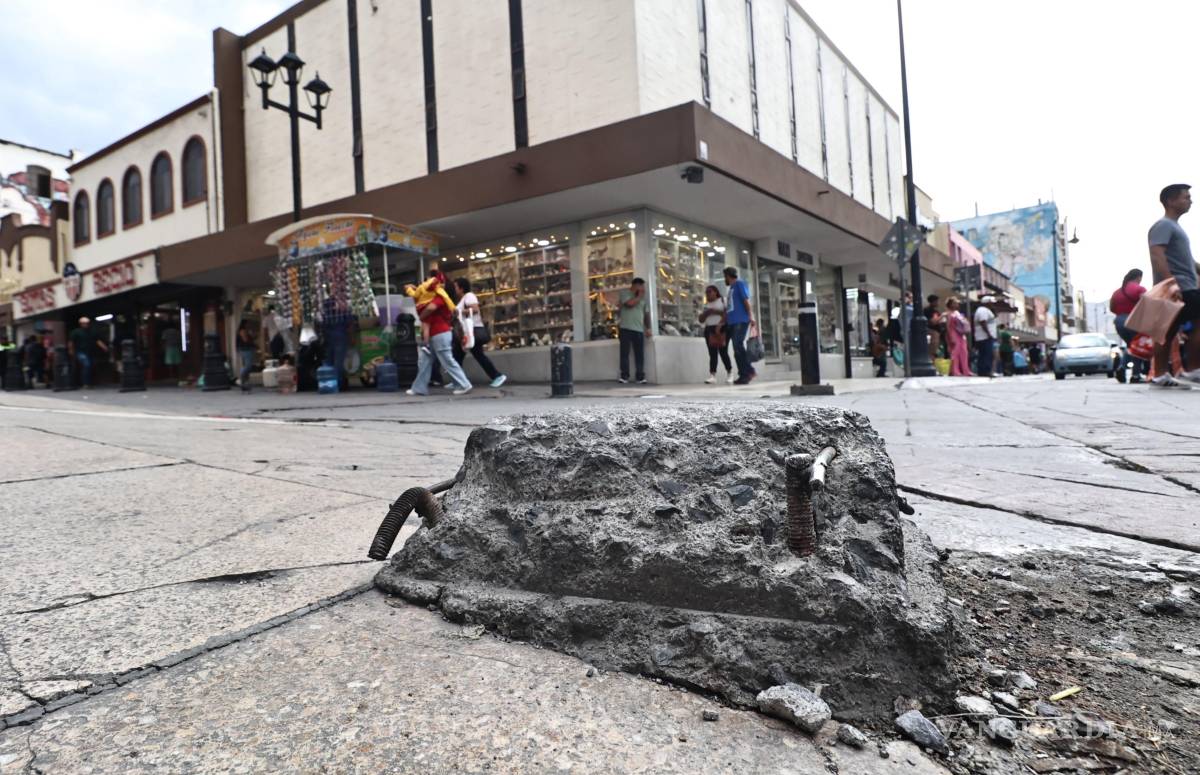 $!Recorrer las calles del centro de Saltillo se ha convertido en una carrera de obstáculos donde el peatón se puede topar con cualquier tipo de barreas.