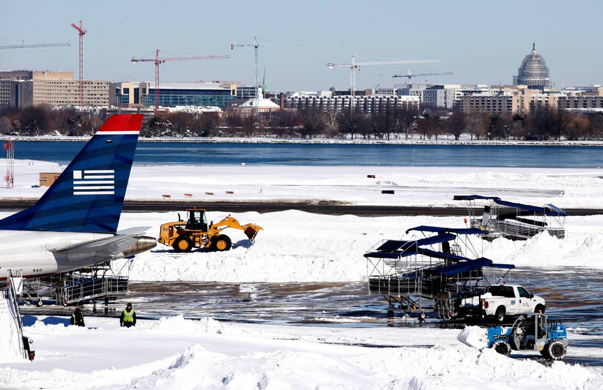 $!Costa este de EU sigue afectada por la nieve; van 36 muertos