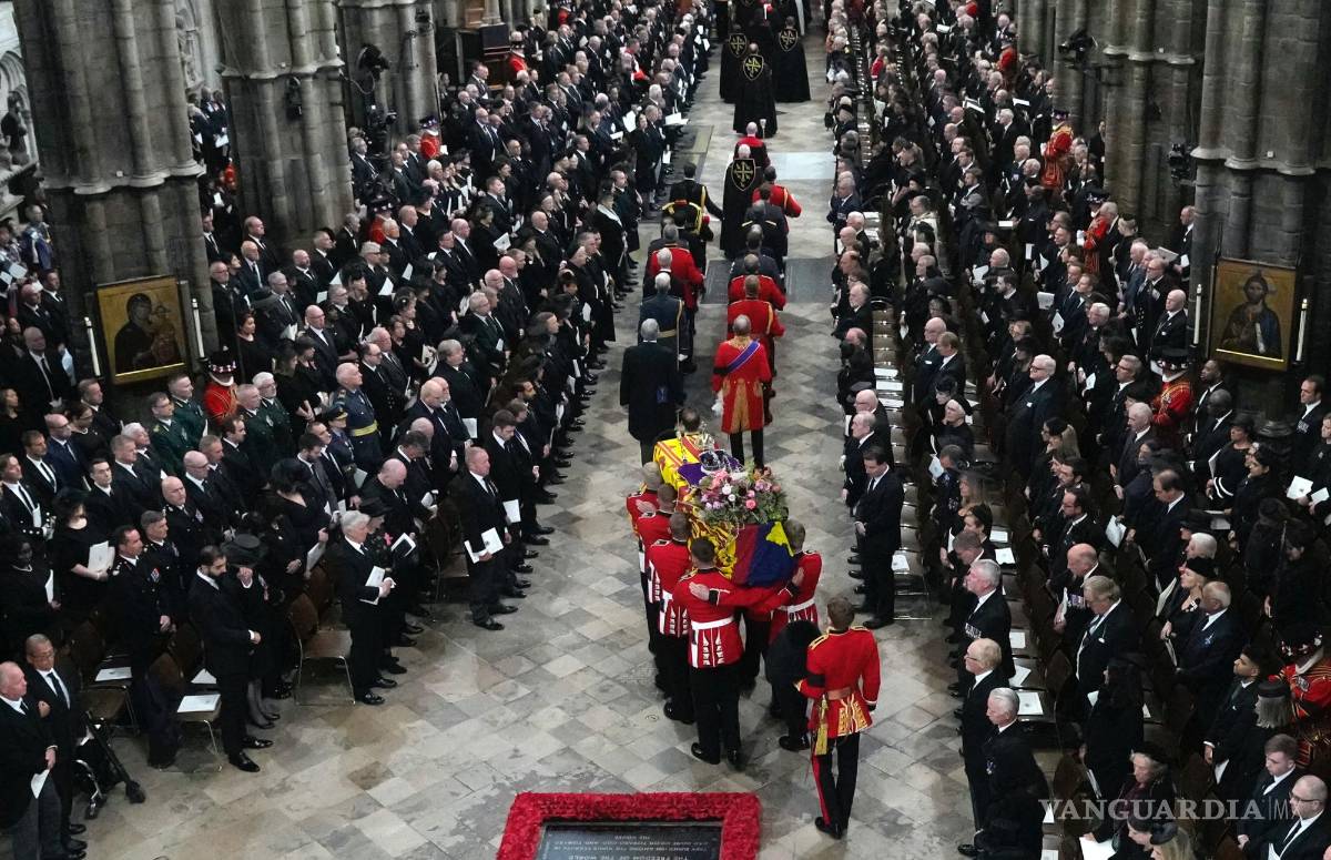 $!El ataúd de la reina Isabel II es llevado a la Abadía de Westminster para su funeral en el centro de Londres.