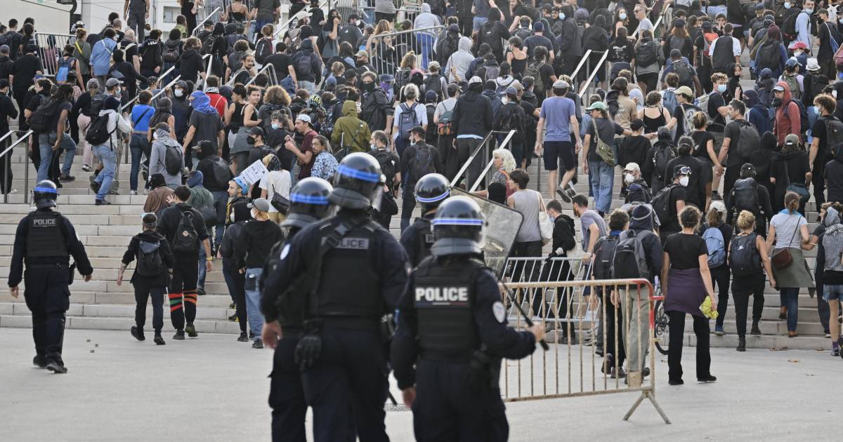 Protestas por asunción del nuevo primer ministro en Francia dejan 250 detenidos