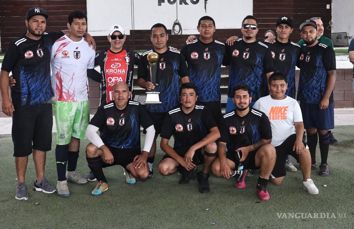 $!Deportivo Maquinado recibe el reconocimiento por el segundo lugar de manos del gerente de la planta.