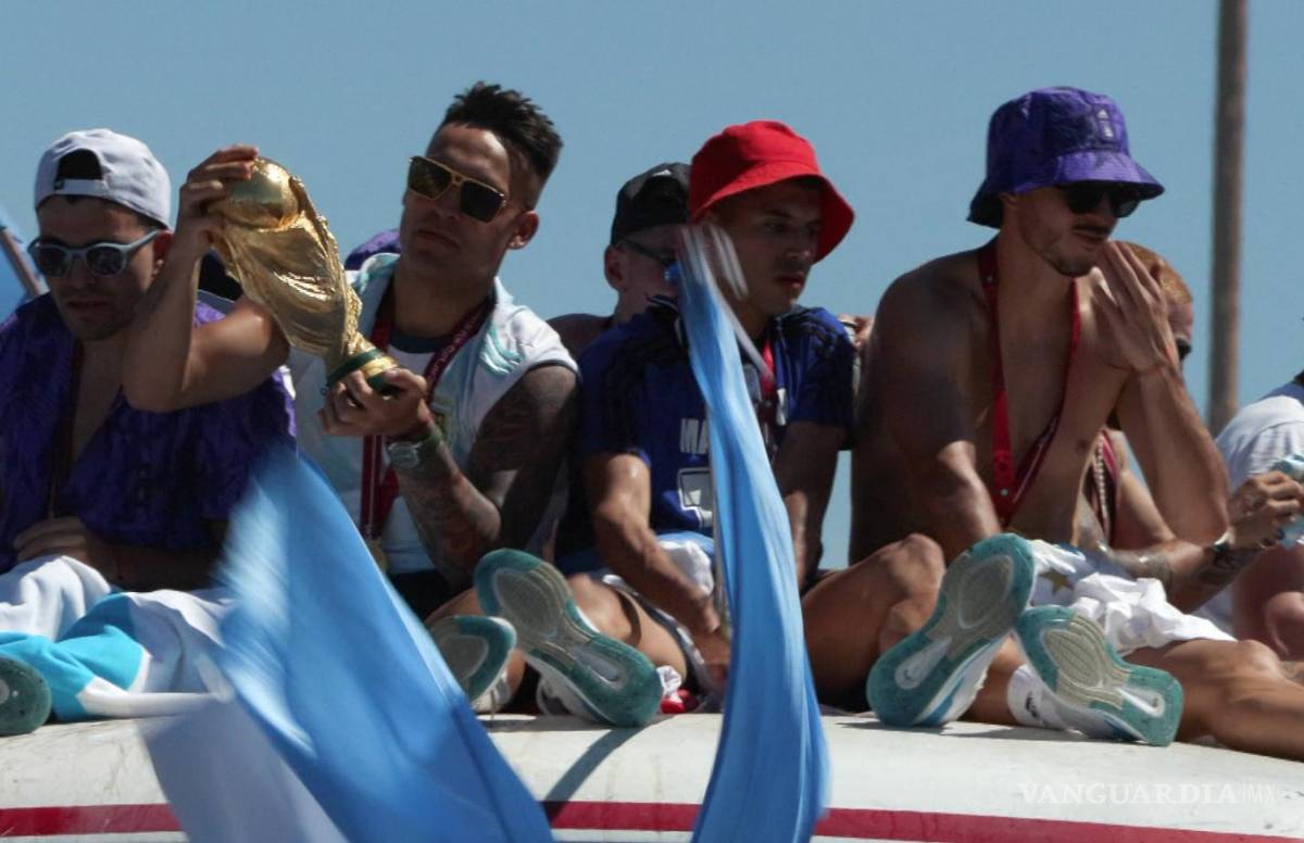 $!Lautaro Martínez (2-i) con el trofeo de Qatar 2022 en una caravana por la victoria de la selección argentina en el mundial por una calle de Buenos Aires, Argentina.