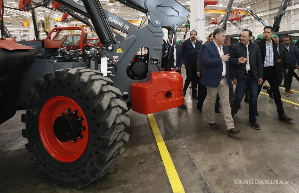 $!En un recorrido por las instalaciones, el gobernador Manolo Jiménez expresó su optimismo por el atractivo de Coahuila para los inversores.