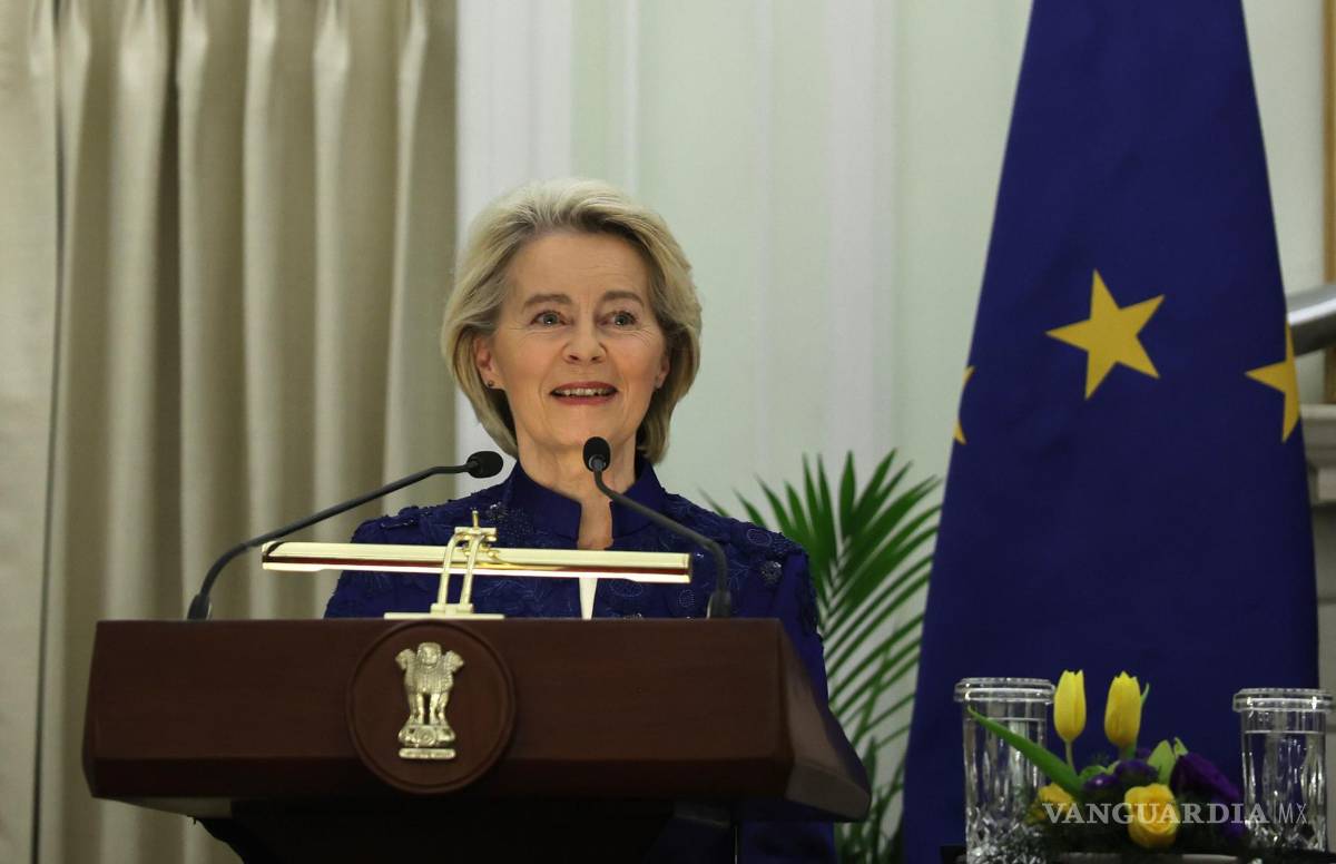 $!La presidenta de la Comisión Europea, Ursula von der Leyen, habla en una conferencia de prensa en Hyderabad House en Nueva Delhi, India.
