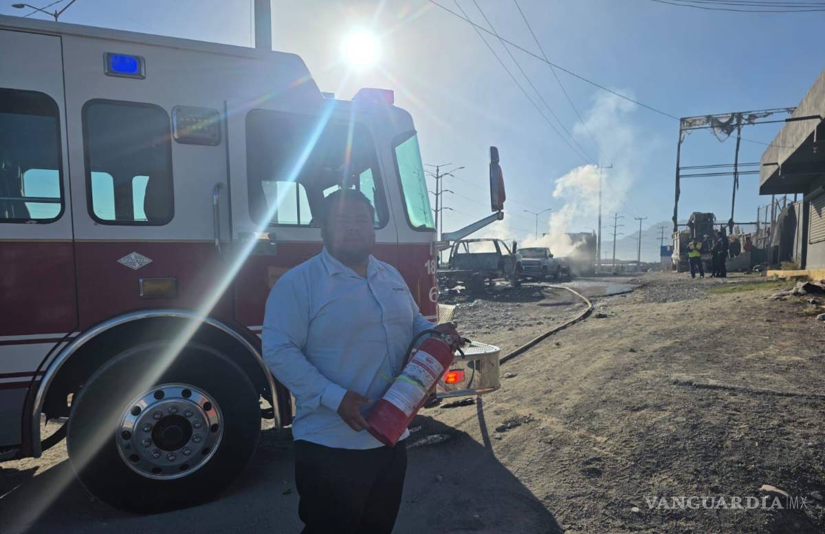 $!Jonathan, trabajador de DMControl, fue reconocido por su rápida intervención al apagar parcialmente las llamas de las camionetas antes de la llegada de los bomberos.