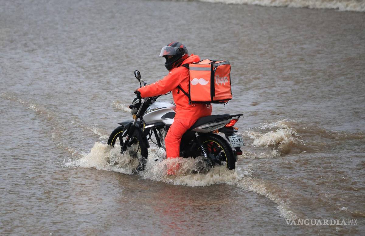$!La acumulación de agua en calles como Las Teresitas complicó el tránsito vehicular.