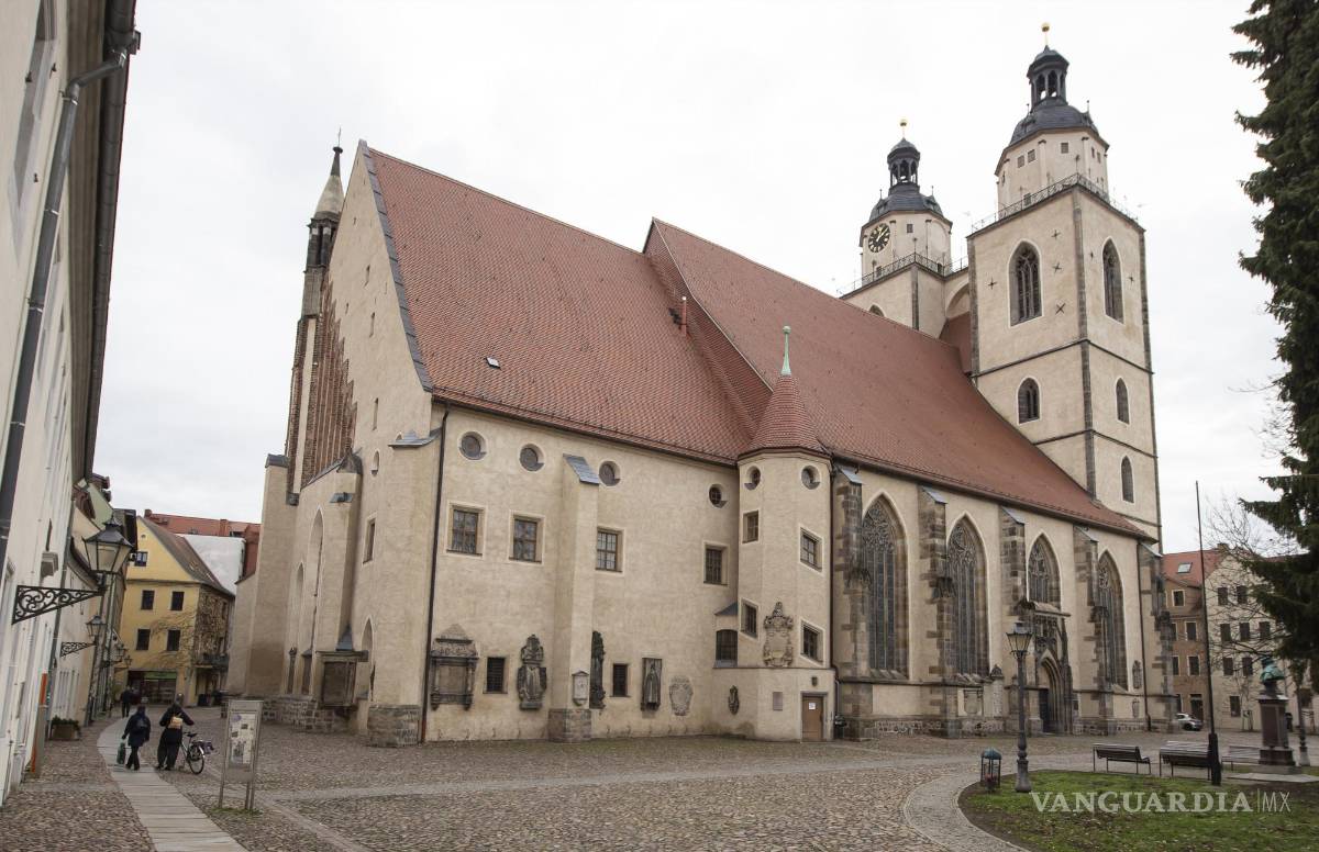 $!La gente camina junto a la Stadtkirche, la iglesia de la ciudad, en Wittenberg, Alemania. La iglesia contiene una escultura llamada “Judensau” o “cerdo judío.