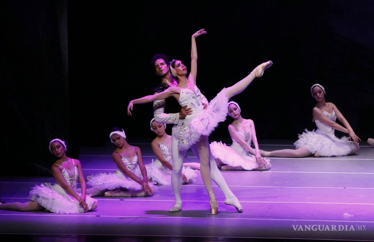 $!Talento saltillense presenta ‘El Lago de los Cisnes’ en la FINA 447