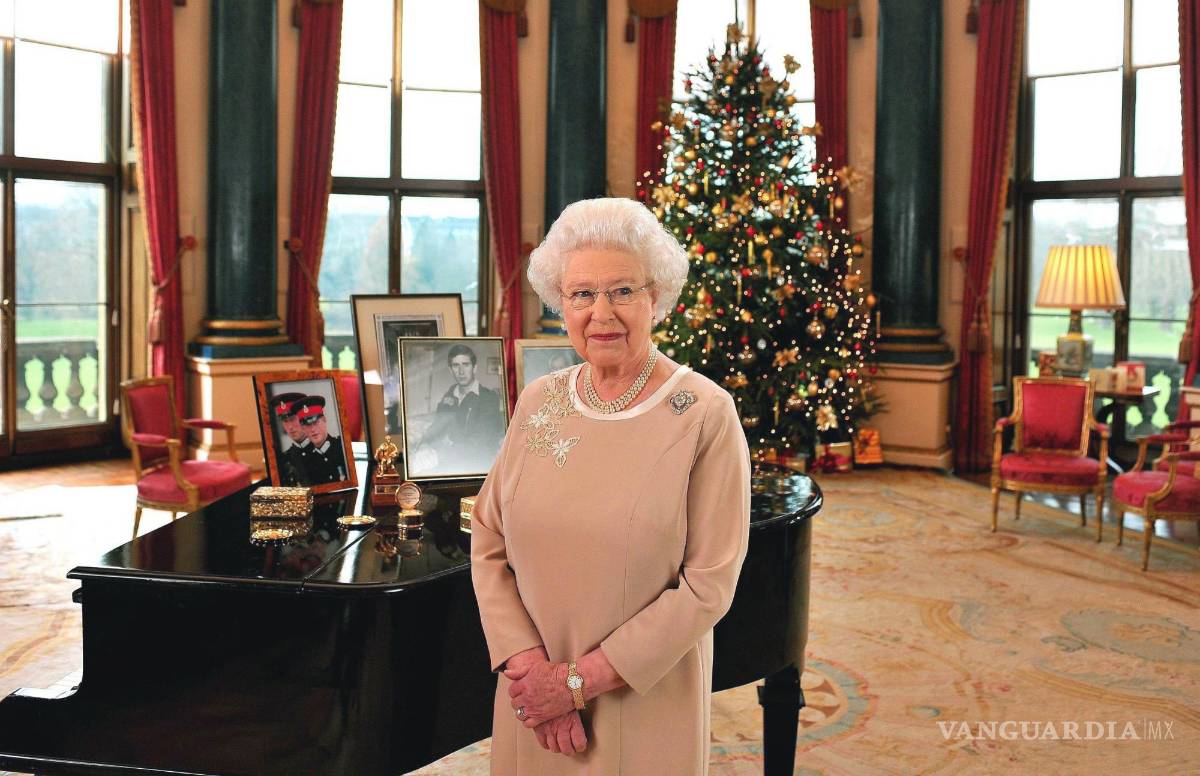 $!Imagen del lunes 22 de diciembre de 2008, la reina Isabel II en el Palacio de Buckingham después de grabar su mensaje del día de Navidad.