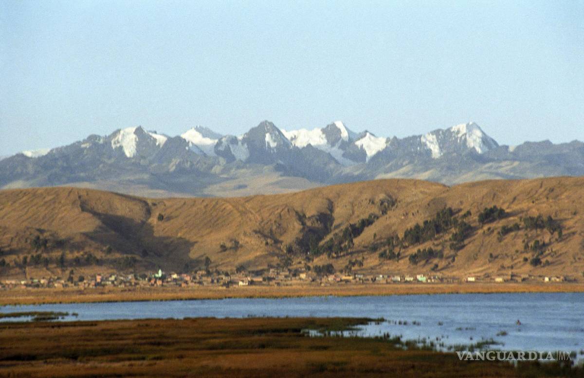 $!Imagen del Lago Titicaca junto a la Cordillera Andina, en Bolivia. EFE/Manuel P. Barriopedro