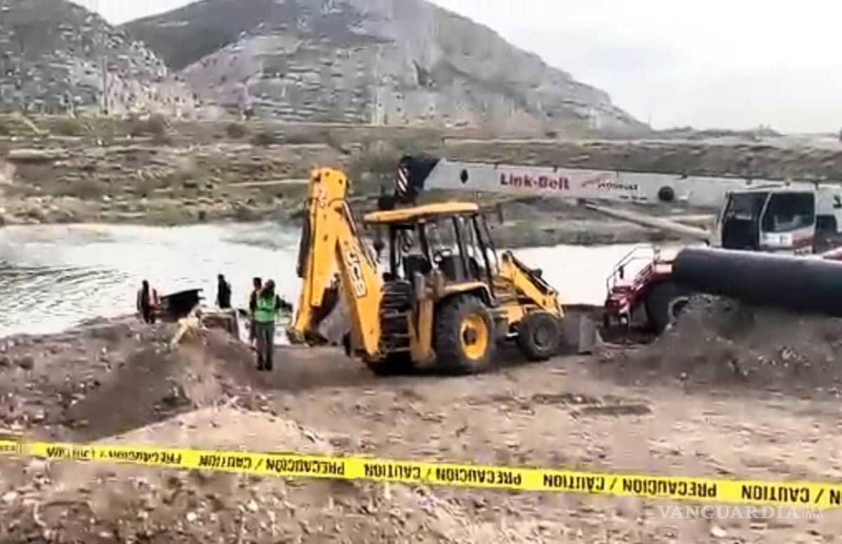 $!Equipos de rescate y autoridades se congregaron cerca del puente La Comarca, donde ocurrió el trágico suceso del operador de la retroexcavadora.