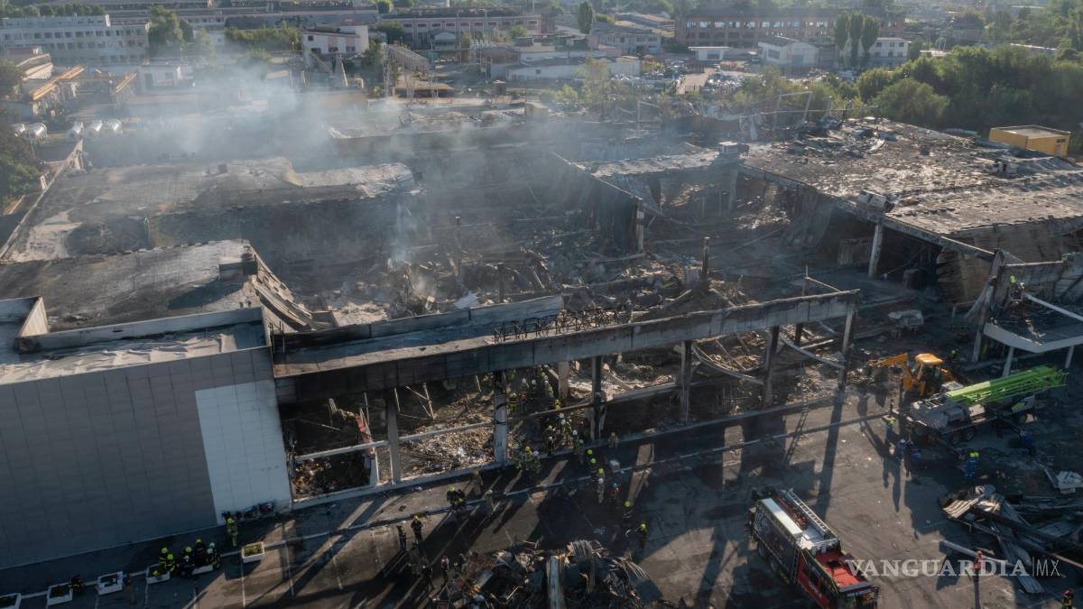Rescatistas buscan víctimas en centro comercial ucraniano bombardeado por Rusia