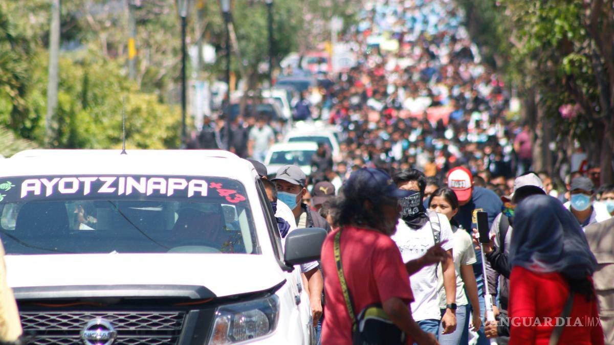 ¡Sexta manifestación en la semana! Normalistas de Ayotzinapa organizaron ‘megamarcha’