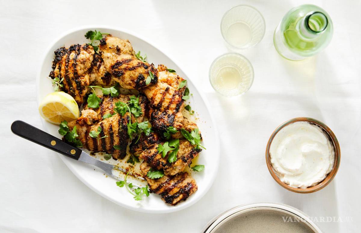 $!El pollo queda tan bien cocinado debajo del asador como a la parrilla.