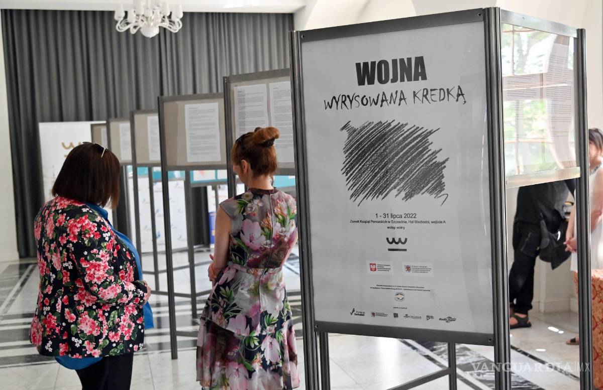 $!Personas miran los dibujos hechos por niños ucranianos en la exposición titulada ‘Guerra dibujada con un crayón’.