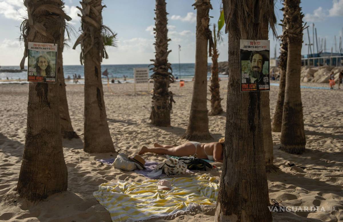 $!Carteles pidiendo la liberación de los rehenes en Gaza, en palmeras en una playa de Tel Aviv, Israel, el 14 de septiembre de 2024.