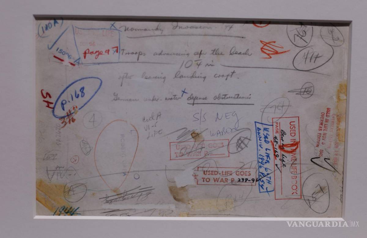 $!Notas escritas a mano en el reverso de ‘Normandy Invasion on D-Day: Soldier Advancing in the Surf’, del fotógrafo de Life Magazine Robert Cape.