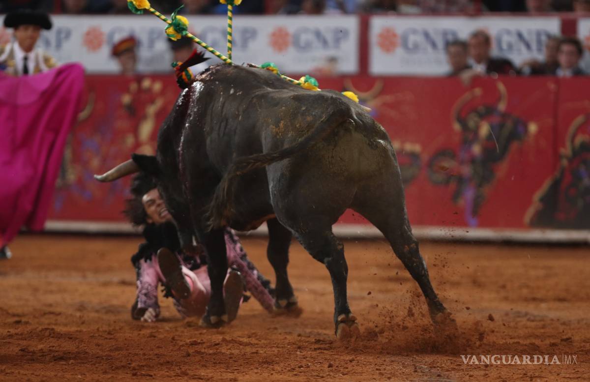 $!Accidentada tradicional corrida guadalupana en la Plaza México
