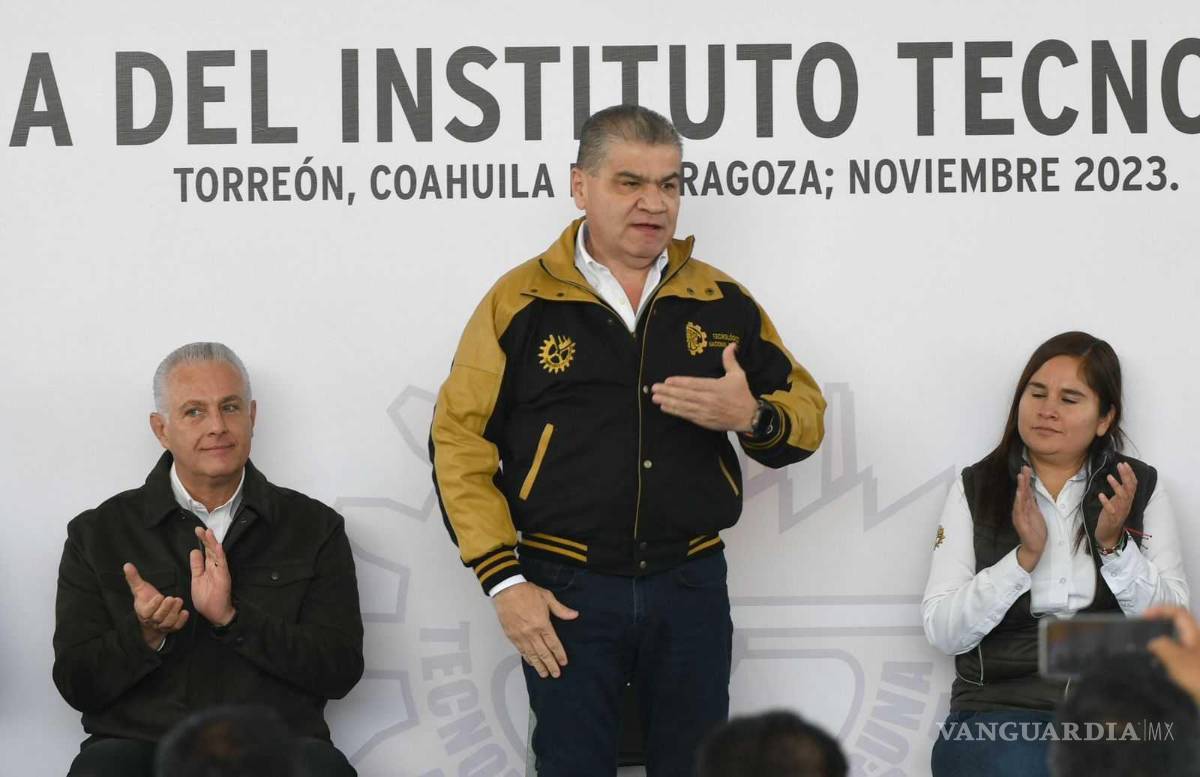 $!Miguel Riquelme recibió como obsequio una chamarra de los “Gatos Negros”.