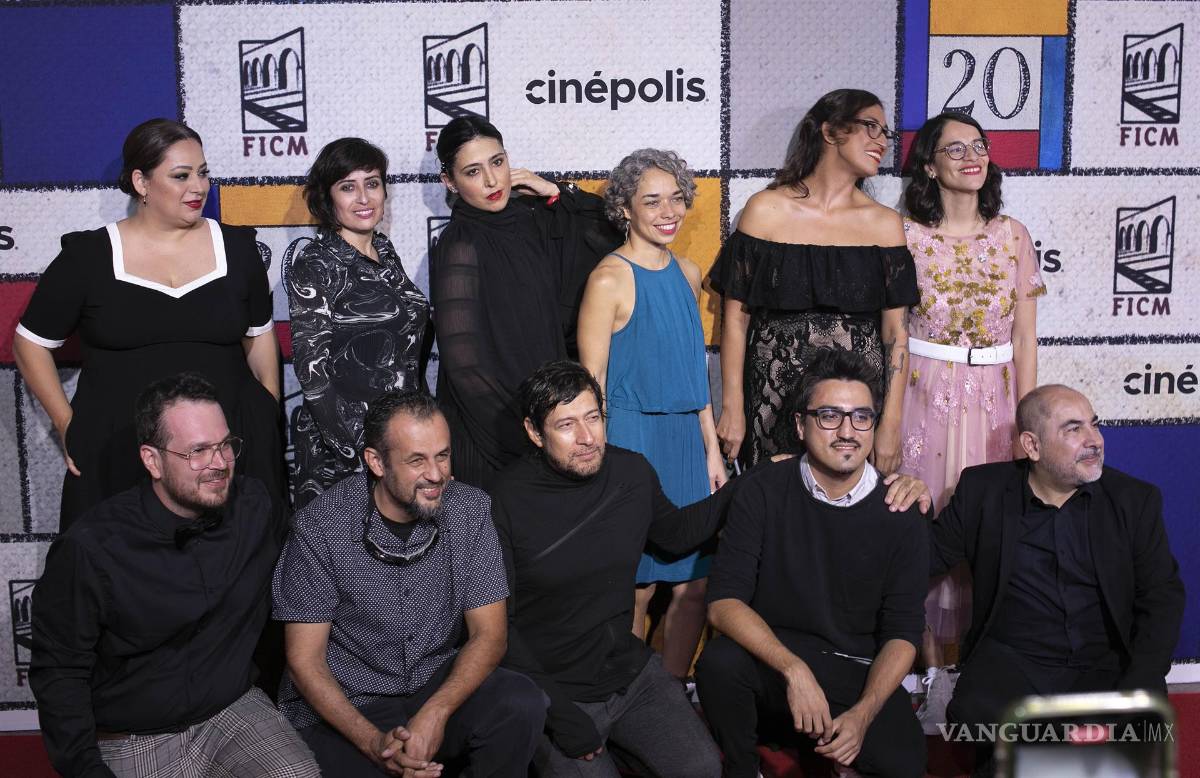 $!Animadores de la película “Pinocchio”, posan durante una alfombra roja en el marco del Festival Internacional de Cine de Morelia, en el estado de Michoacán.