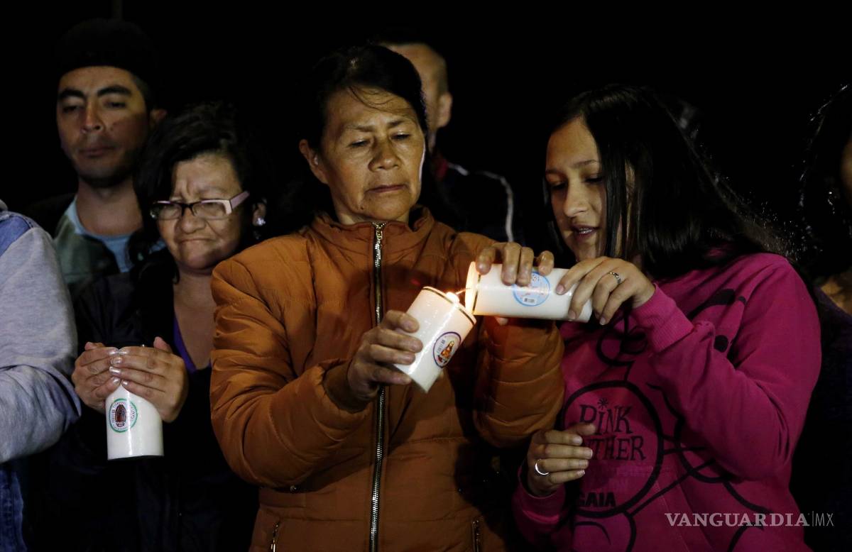 $!Homenajean con velas y rosas a las víctimas de atentado en Bogotá